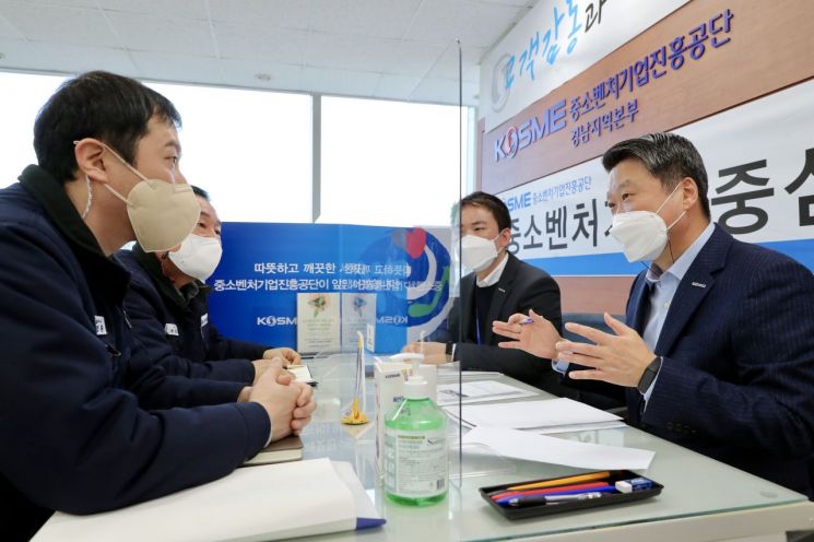 29일 김학도 중진공 이사장이 경남 창원 경남지역본부를 찾아 방문기업과 정책자금 상담을 진행하고 있다.