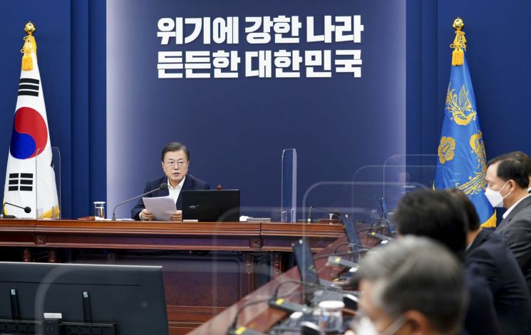 문재인 대통령이 28일 오후 청와대에서 수석·보좌관 회의를 주재하고 있다.<이미지:연합뉴스>