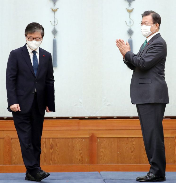 문재인 대통령이 29일 오전 청와대에서 열린 신임 국무위원 임명장 수여식에 참석, 변창흠 국토교통부 장관에게 임명장을 수여한 뒤 박수치고 있다. [이미지출처=연합뉴스]