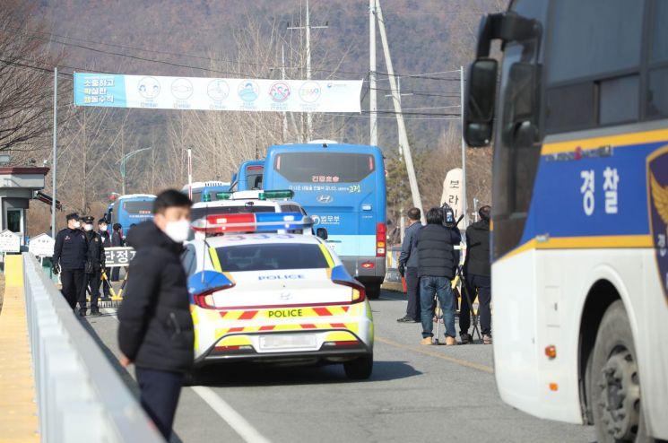 12월 28일 오후 경북 청송군 진보면 경북북부 제2교도소에 서울동부구치소 코로나19 확진 수감자들을 태운 호송차들이 도착하고 있다. [이미지출처=연합뉴스]