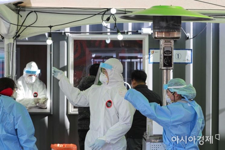 서울역 광장에 마련된 임시선별진료소에서 의료진이 분주하게 움직이고 있다./강진형 기자aymsdream@