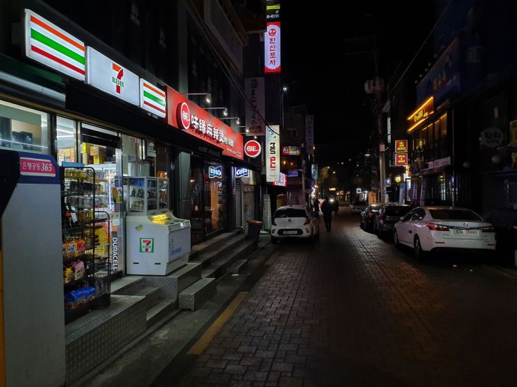 30일 오후 9시 서울 동대문구 경희대 인근 거리. 정부 지침에 따라 대부분의 가게들이 문을 닫은 가운데 편의점만이 영업을 계속하고 있다.