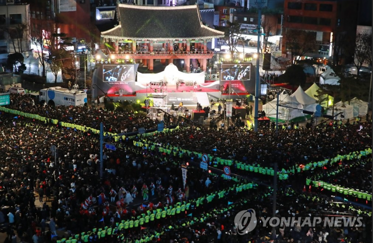 지난해 12월31일 서울 종로구 보신각 앞을 가득 메운 시민들이 제야의 종 타종 행사를 기다리고 있다. [이미지출처=연합뉴스]