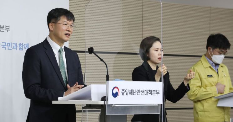 이기일 보건복지부 보건의료정책실장이 31일 2021년 의사 국시 시행방안에 대한 취재진의 질문에 답변하고 있다.<이미지:연합뉴스>