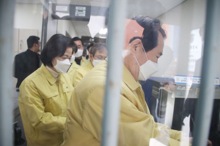 정세균 국무총리가 2일 신종 코로나바이러스감염증(코로나19)이 집단으로 발생한 송파구 서울동부구치소를 방문해 추미애 법무부 장관 등과 함께 중앙통제실을 둘러본 후 나오고 있는 모습.(이미지 출처=연합뉴스)