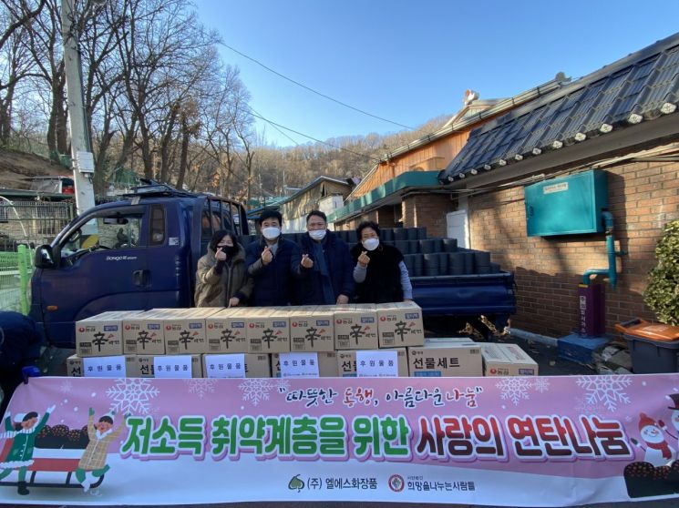 [Photo] LS Cosmetics and Hope Sharing People Deliver Love Donation Items for Elderly Living Alone in Incheon