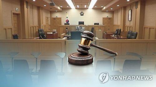 의붓딸을 12년 동안 300차례 이상 성폭행한 의붓아빠가 항소심에서도 중형을 선고받았다. [이미지출처=연합뉴스]