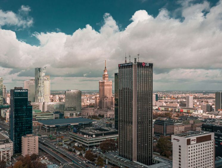 폴란드 마천루에 뜬 LG 옥외광고…'미래는 이곳에 있다'