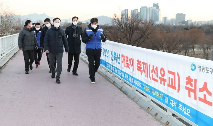 [포토]채현일 영등포구청장 반공순국용사 위령탑 참배 