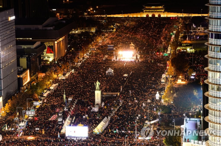 지난 2016년 민중총궐기 대규모 집회가 열린 11월12일 오후 서울 광화문광장에서 시청 앞 광장을 가득 메운 시민들이 박근혜 당시 대통령 퇴진을 촉구하며 촛불을 밝히고 있다. [이미지출처=연합뉴스]