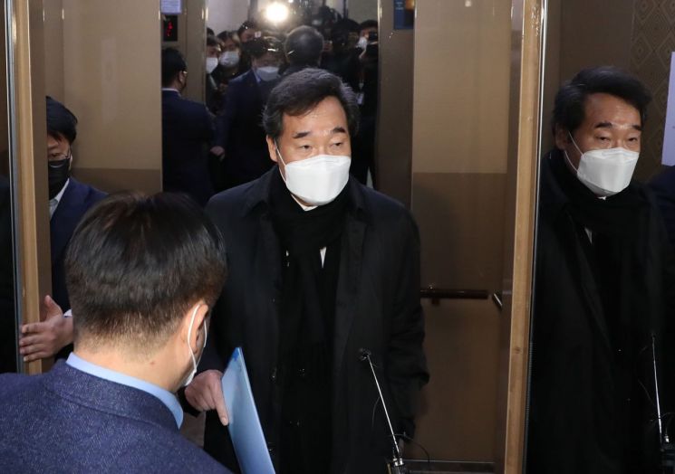 이낙연 더불어민주당 대표가 3일 국회 의원회관 자신의 사무실에서 이명박ㆍ박근혜 전 대통령의 사면과 관련한 비공개 최고위원회의를 마치고 사무실을 떠나고 있다. [이미지출처=연합뉴스]