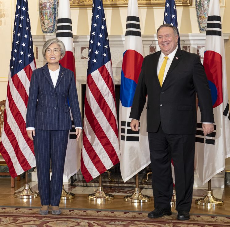 떠나는 폼페이오 "북미 정상회담, 역사적 만남"…한국에 "감사하다"