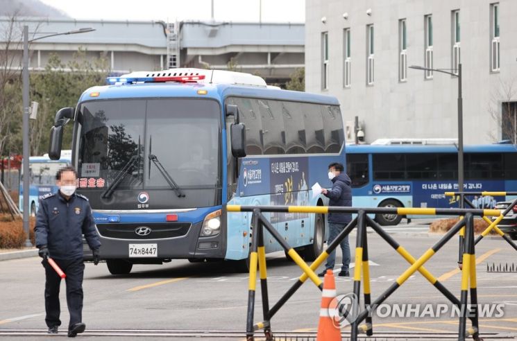 On the afternoon of the 3rd, escort vehicles are leaving the Dongbu Detention Center in Songpa-gu, Seoul, where a large number of confirmed cases of the novel coronavirus infection are occurring. <br>[Image source=Yonhap News]