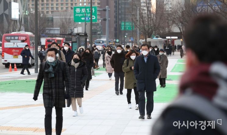 4일 서울 종로구 광화문 사거리에서 시민들이 신축년 새해 첫 출근을 하고 있다. /문호남 기자 munonam@