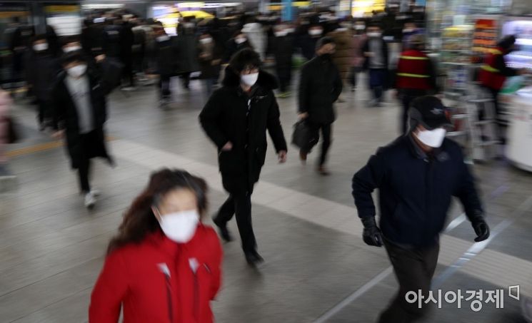 2021년 새해 첫 근무일인 4일 서울 구로구 신도림역에서 출근길 시민들이 마스크를 착용한 채 발걸음을 재촉하고 있다./김현민 기자 kimhyun81@