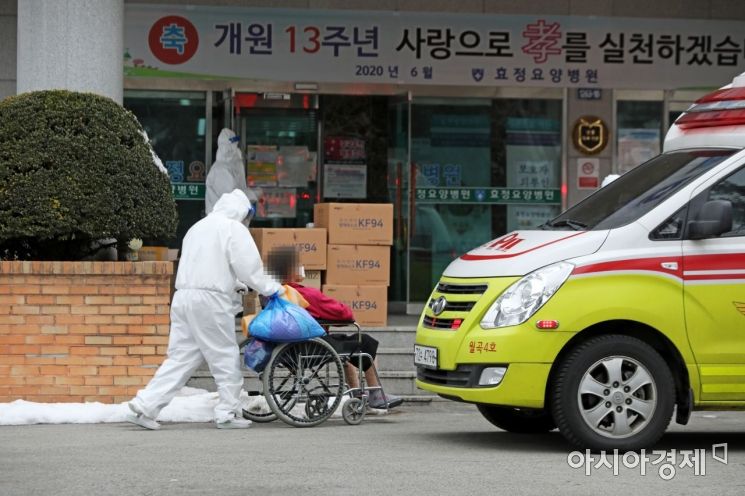 확진자 또 1000명대…섣부른 낙관이 코로나 숙주
