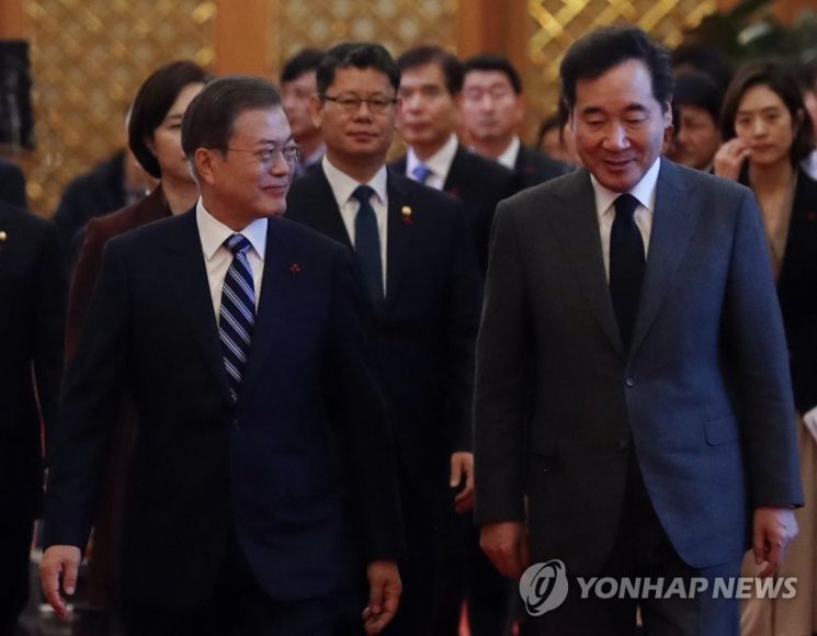 문재인 대통령(왼쪽)과 더불어민주당 이낙연 대표(오른쪽) [연합뉴스 자료사진]