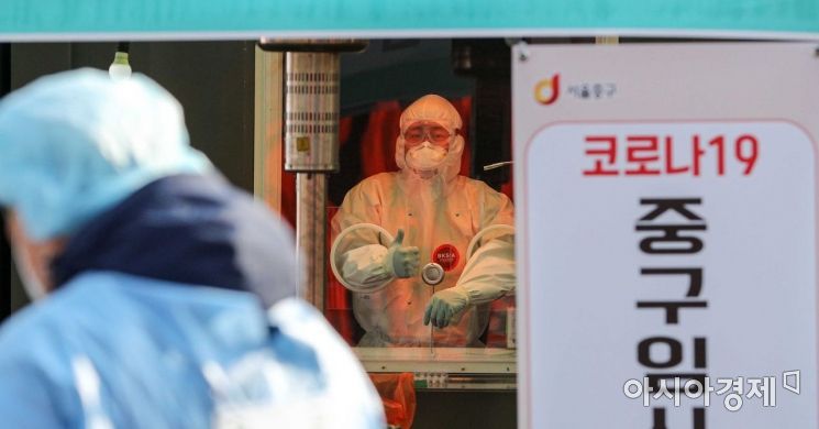 4일 서울역 광장에 마련된 임시선별진료소에서 의료진이 잠시 휴식하며 취재진을 향해 엄지를 들어 올리고 있다./강진형 기자aymsdream@