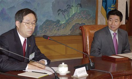 2003년 참여정부 당시 최종찬 전 건설교통부(현 국토교통부) 장관이 고 노무현 전 대통령(오른쪽)에게 업무보고를 하고 있다. (사진=연합뉴스)