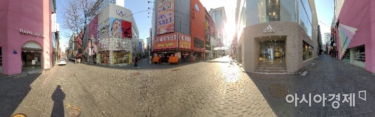 4일 점심시간 서울 중구 명동 거리가 신종 코로나바이러스 감염증(코로나19) 여파로 썰렁하다. /문호남 기자 munonam@
