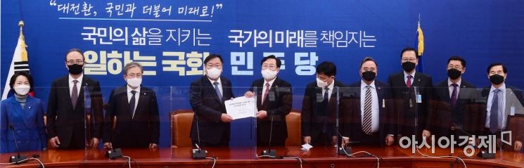 김태년 더불어민주당 원내대표가 4일 국회에서 열린 중대재해법 관련 중소기업단체 간담회에 참석, 김기문 중소기업중앙회 회장으로 부터 '중대재해기업처벌법 제정에 대한 중소기업계 입장문'을 전달받고 있다./윤동주 기자 doso7@
