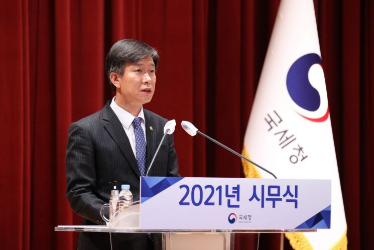 김대지 국세청장이 2021년 시무식에서 신년사를 하고 있다.