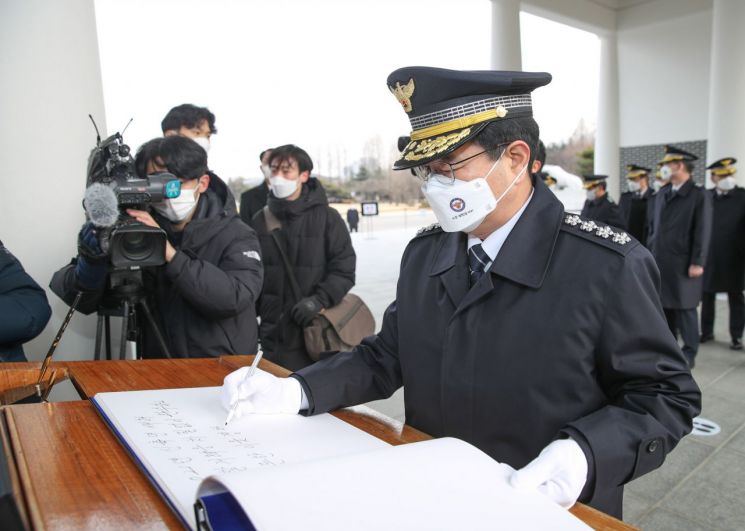 [포토]김창룡 경찰청장 현충원 참배…"경찰개혁 차질없이 완수"