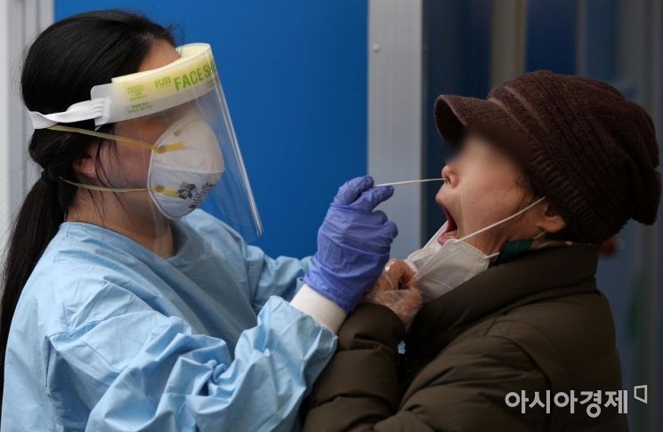 신종 코로나바이러스감염증(코로나19) 확진자가 사흘만에 다시 1천명대로 늘어난 4일 서울 은평구청 임시 선별검사소에서 의료진이 검체 채취를 하고 있다. 중앙방역대책본부는 이날 0시 기준 하루 1020명의 환자가 발생해 누적 6만4264명을 기록했다고 밝혔다. 확진자 중 국내발생이 985명, 해외유입이 35명이다./김현민 기자 kimhyun81@