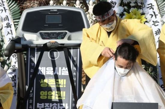 대한피트니스경영자협회와 헬스관장모임 관계자들이 지난달 16일 오후 서울 여의도 국회의사당 앞에서 기자회견을 열고 삭발하고 있다. / 사진=연합뉴스