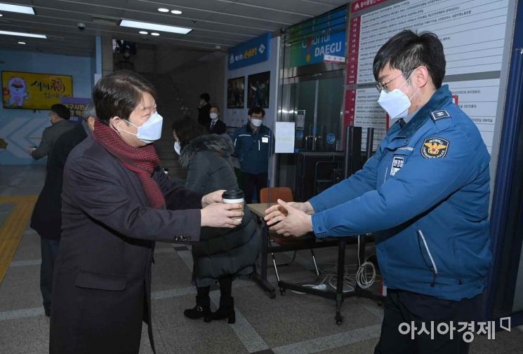 시무식 대신 출근길 커피·건강쿠키 나눠주는 권영진 대구시장