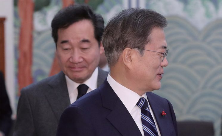 문재인 대통령이 지난해 1월7일 청와대 본관에서 열린 올해 첫 국무회의에 참석하고 있다. 문 대통령 뒤로 당시 이낙연 국무총리가 입장하고 있다. [이미지출처=연합뉴스]