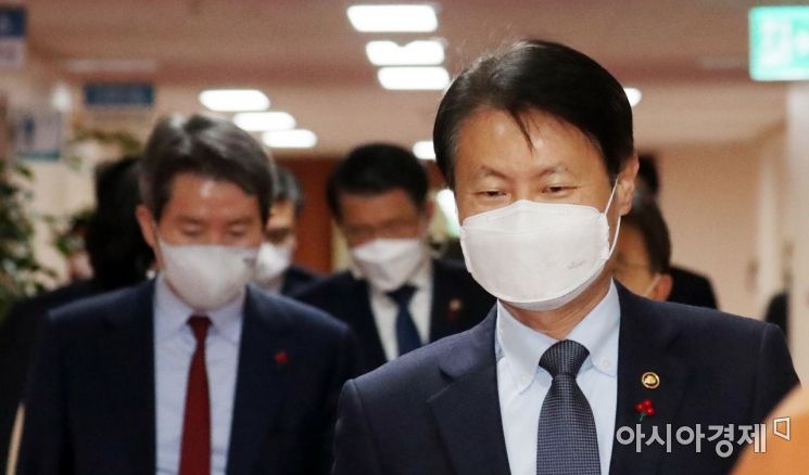 김강립 식품안전의약처장이 5일 서울 종로구 정부서울청사에서 열린 국무회의에 참석하고 있다./강진형 기자aymsdream@