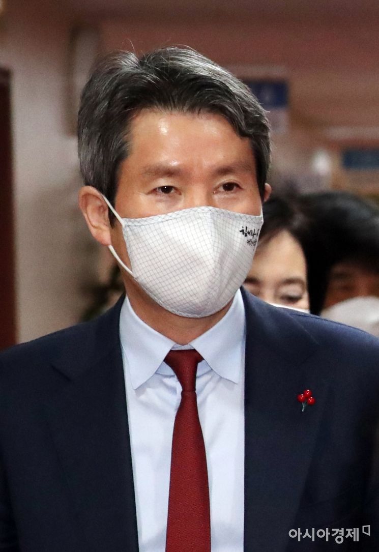 이인영 통일부 장관이 5일 서울 종로구 정부서울청사에서 열린 국무회의에 참석하고 있다./강진형 기자aymsdream@