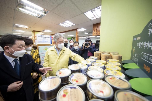 4일 시립광명푸드마켓에서 이재명 경기도지사 '경기 먹거리 그냥드림 코너' 운영에 대한 설명을 듣고 있다./사진=경기도 제공.