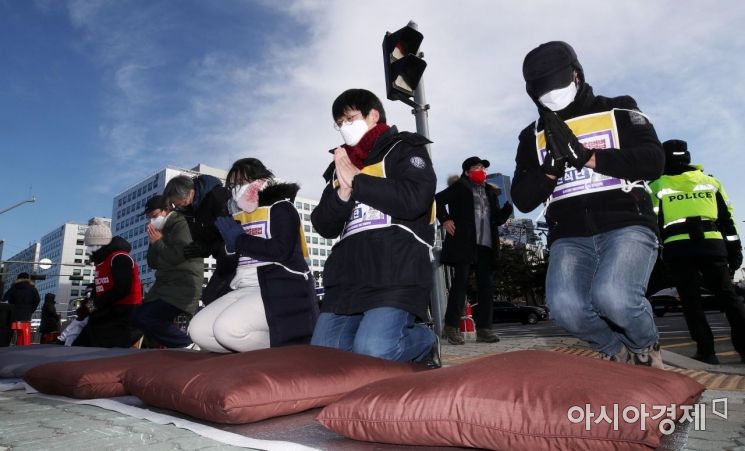 중대재해 기업처벌법 제정운동본부 관계자들이 지난 5일 서울 여의도 국회 앞에서 온전한 중대재해법 제정을 촉구하며 2400배를 하는 모습. 2400배는 한 해 산업재해로 사망하는 노동자의 숫자를 의미한다./김현민 기자 kimhyun81@