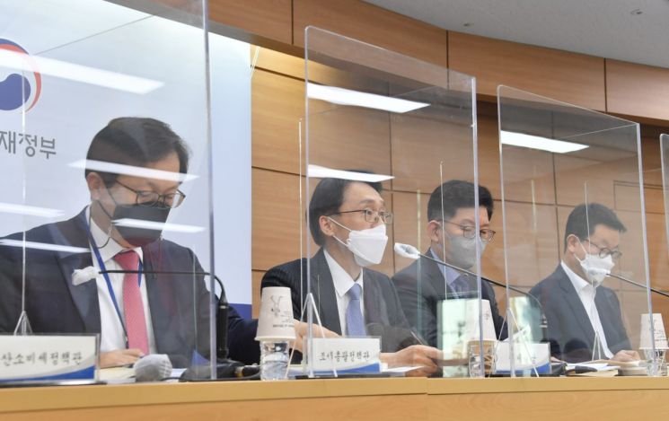 임재현 기획재정부 세제실장(왼쪽 두번째)이 5일 세종시 정부세종청사에서 열린 '2020년 세법개정 후속 시행령 개정' 배경브리핑에서 주요내용을 발표하고 있다.