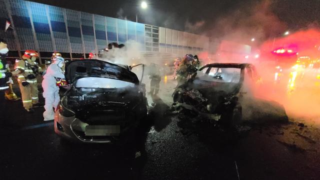 지난 4일 오후 경부고속도로에서 만취 상태의 벤츠 차량이 앞서 가던 승용차를 들이 받은 후 불이 나 119가 진화작업을 벌이고 있다. 사진=경기소방재난본부 제공