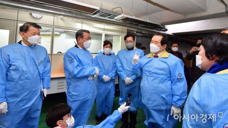 정세균 국무총리가 6일 서울 성동구 씨젠의료재단 분자진단센터에서 신종 코로나바이러스감염증(코로나19) 검체 접수 과정 설명을 듣고 있다./강진형 기자aymsdream@