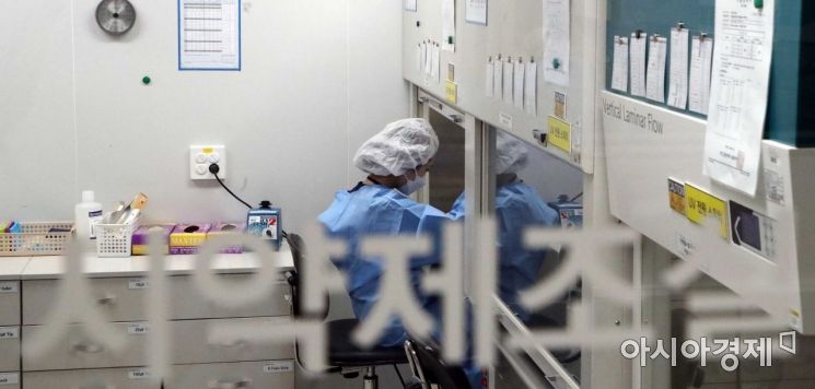 씨젠 연구원들이 6일 오후 서울 성동구 씨젠 의료재단 분자진단센터에서 신종코로나 바이러스 감염증(코로나19) 분석·검사를 하고 있다./강진형 기자aymsdream@