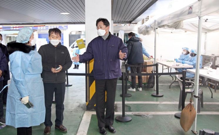 이창우 동작구청장이 임시선별진료소를 방문, 방역활동 중인 관계자들을 격려하고 있다.