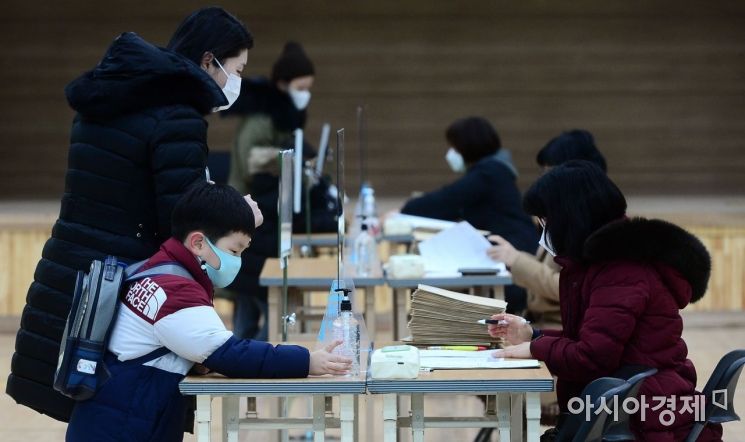서울 지역 초등학교 예비소집일인 6일 송파구 가주초등학교에서 예비 초등학생과 학부모가 입학 등록을 하고 있다. /사진공동취재단