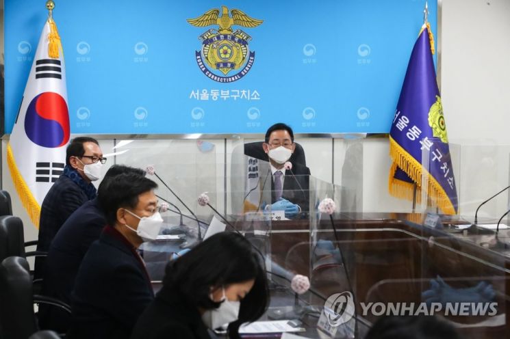 국민의힘 주호영 원내대표가 6일 오전 신종 코로나바이러스 감염증(코로나19) 집단 감염이 발생한 서울 동부구치소를 방문, 브리핑에 앞서 발언하고 있다. / 사진=연합뉴스
