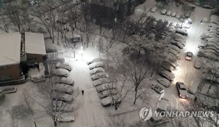 폭설이 내린 6일 밤 경기도 광명시 하안동 한 아파트 주차장이 내린 눈에 덮여 있다. [이미지출처=연합뉴스]