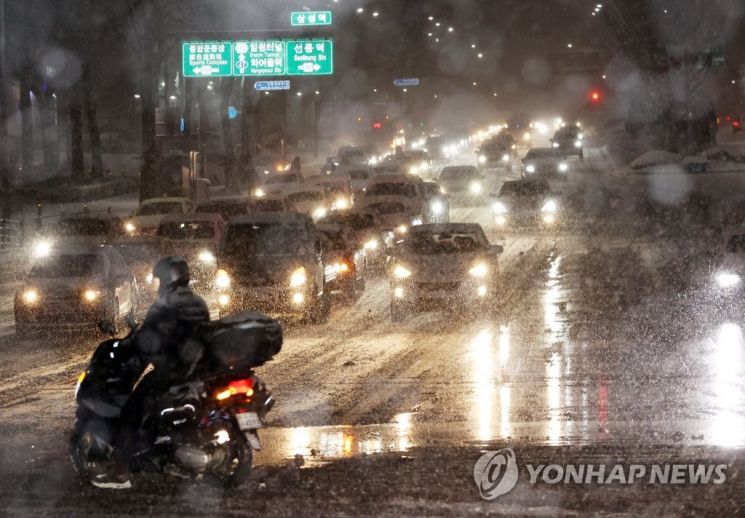 서울 전역에 대설주의보가 발효된 6일 오후 서울 삼성역 인근에서 차들이 신호대기를 하고 있다. [이미지출처=연합뉴스]