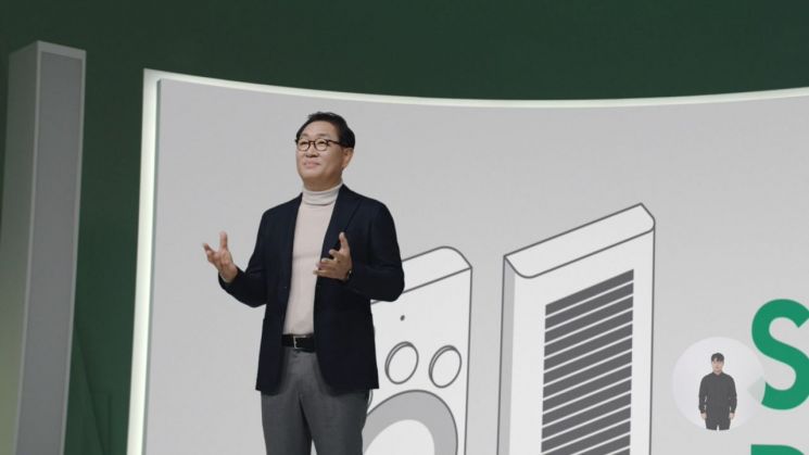 한종희 삼성전자 영상디스플레이사업부장(사장)은 이날 행사에 연사로 등장해 업계 리더로서 최고의 스크린 경험을 제공하는 것은 물론 지속 가능한 미래를 만들어가는 데 기여하겠다는 비전을 밝혔다.