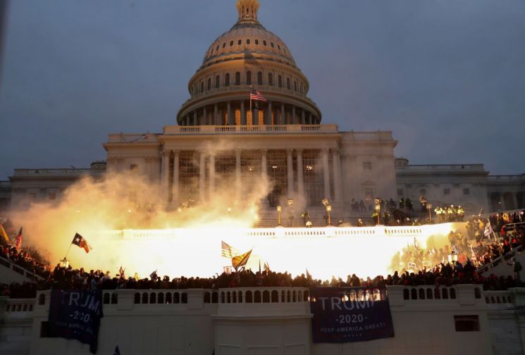[포토]'화염·총성·최루가스' 시위대 폭력에 점령당한 美의회