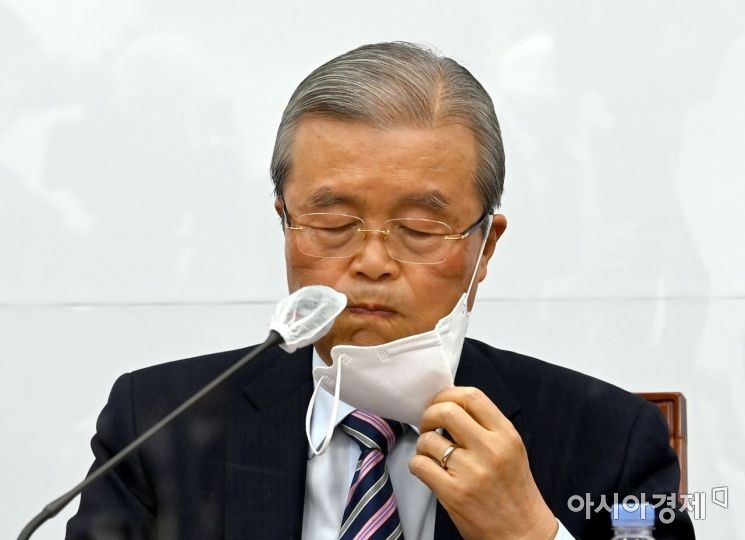 김종인 국민의힘 비상대책위원장이 7일 국회에서 열린 비상대책위원회의에 참석, 발언을 마친 후 물을 마시고 있다./윤동주 기자 doso7@