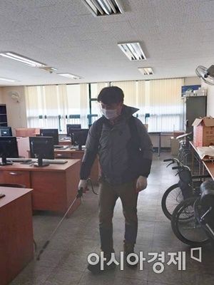 김훈 목포시의원이 방역을 하고 있다. / ⓒ 아시아경제