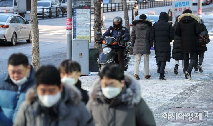 서울 기온이 영하15도까지 떨어지며 한파경보가 발령된 7일 서울 중구 서소문로에서 오토바이 배달원이 점심시간을 맞아 배달에 나서고 있다./강진형 기자aymsdream@