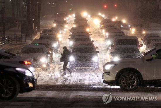 서울 전역에 대설주의보가 발효된 6일 오후 서울 삼성역 인근에서 한 시민이 횡단보도를 건너고 있다. /사진=연합뉴스